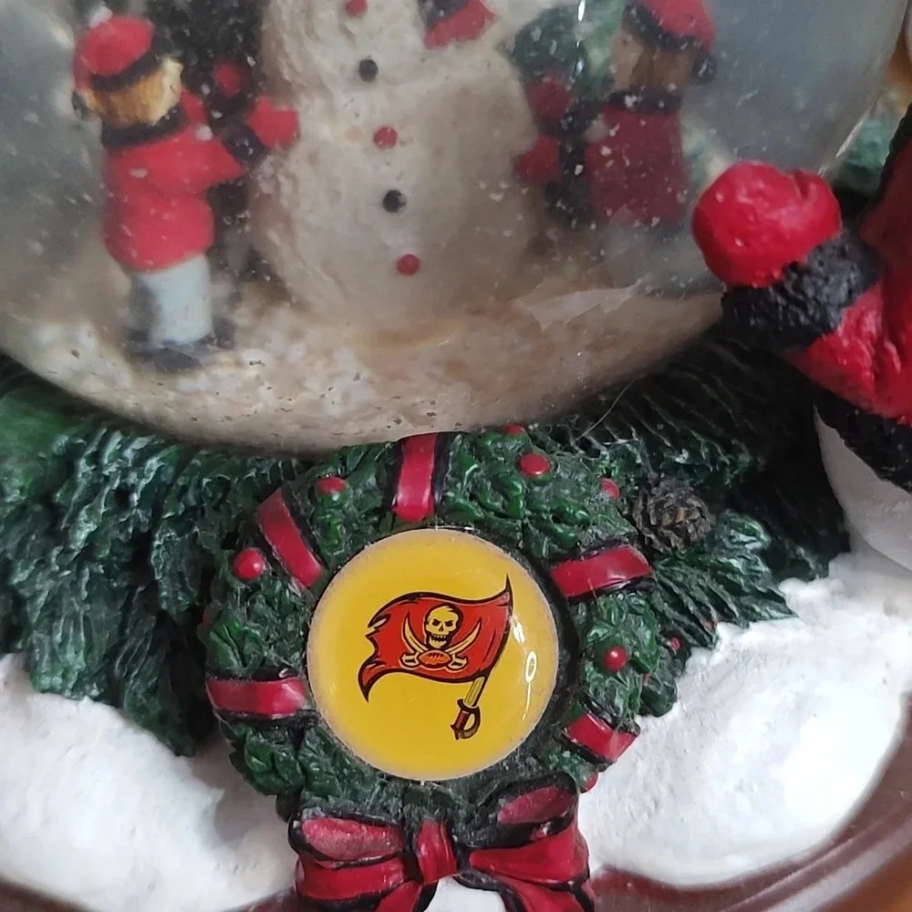 Tampa Bay Buccaneers Christmas Snowman Cheer  Snow/Water Globe.